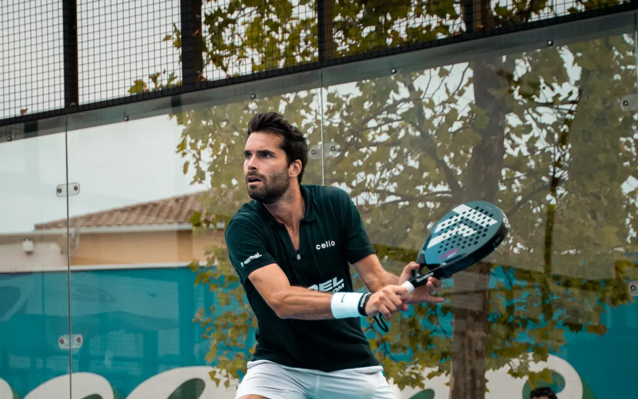 Opening a padel club in 2026: the complete guide (budget, profitability and, above all, filling it)